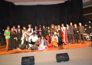 Kahkaha Kabare öğrencilere moral verdi